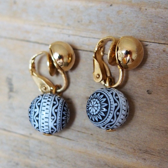 Jewelry - Darling Tapestry Ball Earrings! Mix/Match 2/$10!